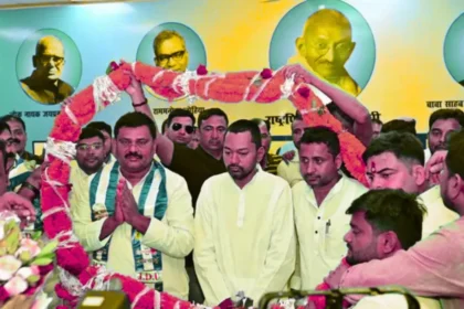 जदयू कार्यालय में युवाओं से रूबरू होते निशांत कुमार, बिहार Gen Z रणनीति