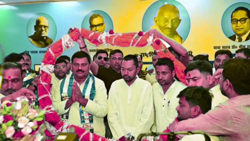 जदयू कार्यालय में युवाओं से रूबरू होते निशांत कुमार, बिहार Gen Z रणनीति