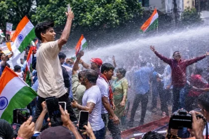 पटना छात्र आंदोलन में पुलिस का वॉटर कैनन इस्तेमाल