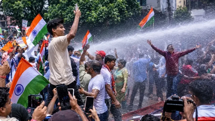 पटना छात्र आंदोलन में पुलिस का वॉटर कैनन इस्तेमाल