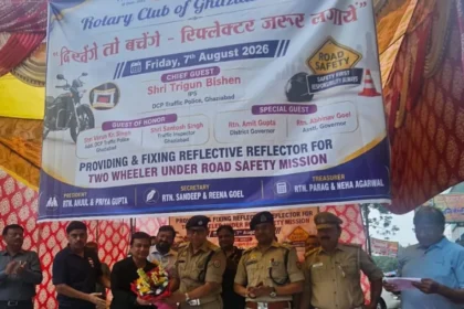 रोटरी क्लब गाजियाबाद अनंत द्वारा पुलिसकर्मियों को रिफ्लेक्टिव जैकेट वितरण