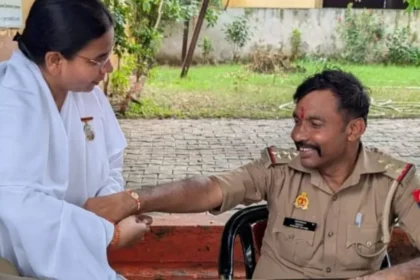 सहावर ब्रह्माकुमारी रक्षाबंधन कार्यक्रम में अधिकारियों को राखी बांधतीं बीके रूबी बहन