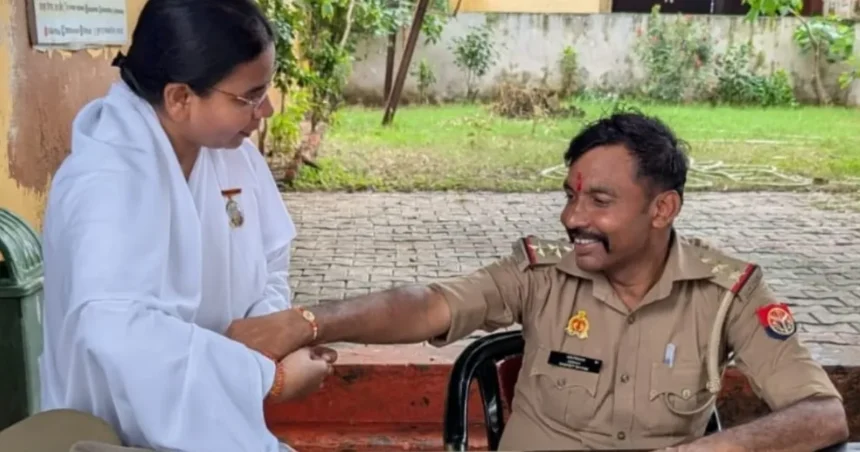 सहावर ब्रह्माकुमारी रक्षाबंधन कार्यक्रम में अधिकारियों को राखी बांधतीं बीके रूबी बहन