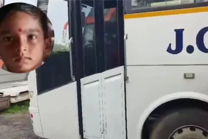 वडोदरा बस दरवाजे में गर्दन फंसी घटना का मौका