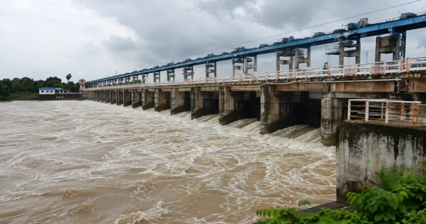 वाल्मीकिनगर बराज से पानी का डिस्चार्ज होते हुए, नेपाल त्रासदी के बाद बिहार में हाई अलर्ट